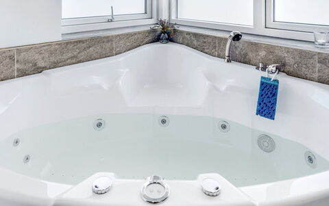 Ejnarine - 300M from the Sea: Vasca Da Bagno, Idraulico Fixture, Bagno, Idraulico, Materiale Composito, Vasca Idromassaggio, Materiali Naturali, Rubinetto