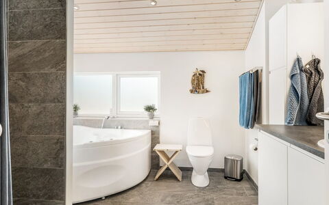 Ejnarine - 300M from the Sea: Pavimentazione, Pavimento, Interior Design, Idraulico Fixture, Soffitto, Illuminazione, Camera, Casa, Idraulico, Bagno