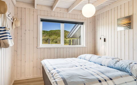 Ejnarine - 300M from the Sea: Legna, Camera Da Letto, Casa, Pavimento, Letto, Lenzuolo, Bedding, Telaio Del Letto, Latifoglie, Soffitto