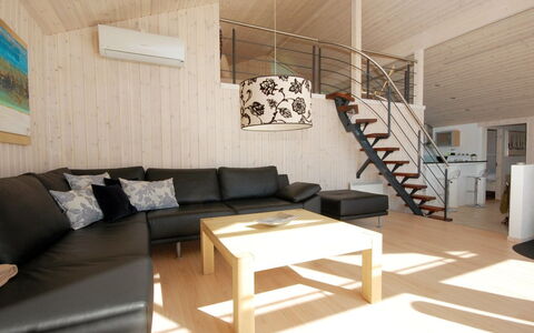 Ung - 150M from the Sea: Pavimentazione, Parete, Pavimento, Interior Design, Legna, Soffitto, Pavimento In Legno, Illuminazione, Mobilia, Pavimento Laminato