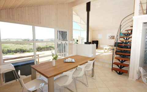 Ung - 150M from the Sea: Pavimentazione, Parete, Pavimento, Interior Design, Legna, Soffitto, Pavimento In Legno, Illuminazione, Mobilia, Pavimento Laminato