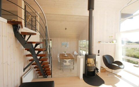 Ung - 150M from the Sea: Pavimentazione, Parete, Pavimento, Interior Design, Legna, Soffitto, Pavimento In Legno, Illuminazione, Mobilia, Pavimento Laminato