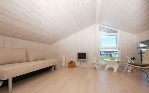 Ung - 150M from the Sea: Pavimentazione, Parete, Pavimento, Interior Design, Legna, Soffitto, Pavimento In Legno, Illuminazione, Mobilia, Pavimento Laminato