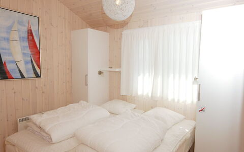 Ung - 150M from the Sea: Pavimentazione, Parete, Pavimento, Interior Design, Legna, Soffitto, Pavimento In Legno, Illuminazione, Mobilia, Pavimento Laminato