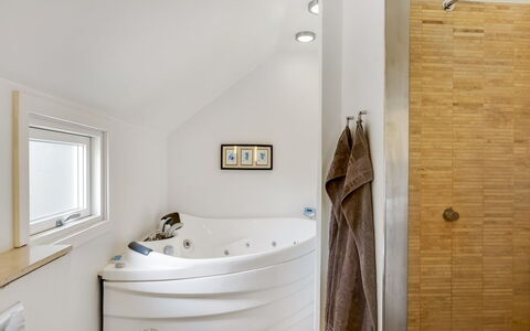 Ger - 200M from the Sea: Interior Design, Idraulico Fixture, Vasca Da Bagno, Pavimentazione, Bagno, Pavimento, Soffitto, Idraulico, Casa, Rubinetto