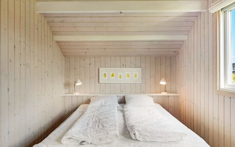 Ger - 200M from the Sea: Legna, Soffitto, Camera Da Letto, Pavimentazione, Interior Design, Pavimento, Bedding, Letto, Lenzuolo, Camera