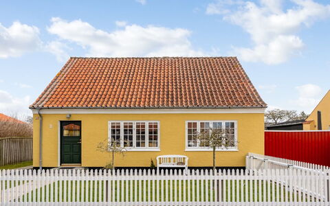 Caranus - 900M from the Sea: Appartamento, Shade, Balcone, Sedia, Recinzione, Mobili Da Esterno, Alluminio, Erba Sintetica