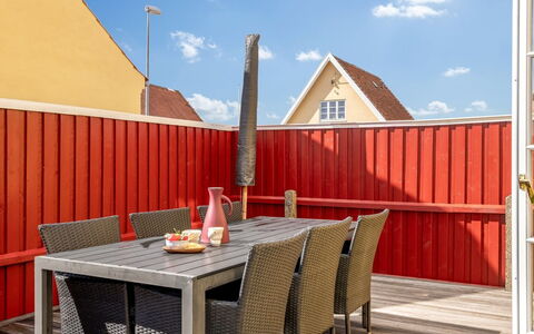 Caranus - 900M from the Sea: Appartamento, Shade, Balcone, Sedia, Recinzione, Mobili Da Esterno, Alluminio, Erba Sintetica
