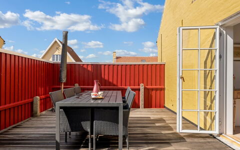 Caranus - 900M from the Sea: Appartamento, Shade, Balcone, Sedia, Recinzione, Mobili Da Esterno, Alluminio, Erba Sintetica