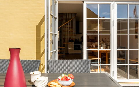 Caranus - 900M from the Sea: Appartamento, Shade, Balcone, Sedia, Recinzione, Mobili Da Esterno, Alluminio, Erba Sintetica