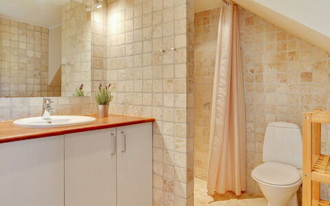 Aline - 1Km from the Sea: Pavimentazione, Parete, Idraulico Fixture, Bagno, Interior Design, Pavimento, Soffitto, Piastrella, Lavello, Idraulico