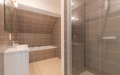 De Zeegloed Duplex with Parking: Pianta, Legna, Cielo, Albero, Shade, Lotto, Tavolo, Erba, Costruzione, Muratura