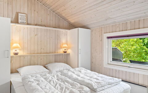 Batsha - 350M from the Sea: Legna, Camera Da Letto, Casa, Letto, Soffitto, Bedding, Congelamento, Lenzuolo, Villetta, Telaio Del Letto