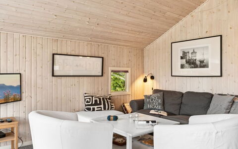 Batsha - 350M from the Sea: Legna, Interior Design, Mobilia, Pavimentazione, Soffitto, Casa, Soggiorno, Pavimento, Camera, Divano