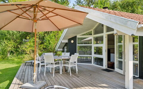 Batsha - 350M from the Sea: Casa, Shade, Mobili Da Esterno, Portico, Villetta, Deck, Sedia, Latifoglie, Estate, Plank