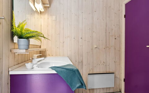 Batsha - 350M from the Sea: Legna, Interior Design, Pavimentazione, Idraulico Fixture, Pavimento, Bagno, Rosa, Casa, Idraulico, Camera