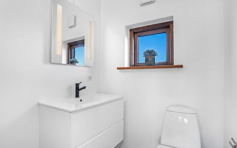 Niela - 800M from the Sea: Idraulico Fixture, Pavimentazione, Pavimento, Interior Design, Bagno, Rubinetto, Lavello, Lavandino Del Bagno, Mobiletto Del Bagno, Idraulico
