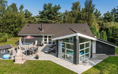 Toa - 600M from the Sea: Tetto, Casa, Lotto, Casa, Villetta, Estate, Edifici Giardino, Shade, Log Cabin, Landscaping