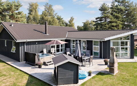 Toa - 600M from the Sea: Tetto, Casa, Lotto, Casa, Villetta, Estate, Edifici Giardino, Shade, Log Cabin, Landscaping