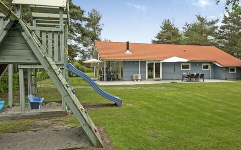 Heraldina - 800M from the Sea: Zona Residenziale, Tetto, Sobborgo, Driveway, Estate, Camino