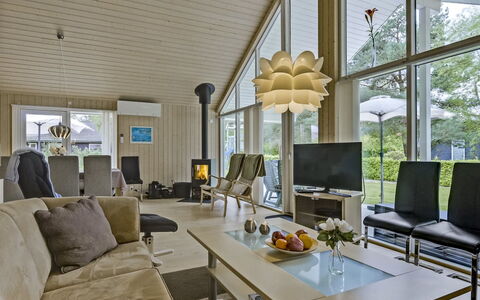 Heraldina - 800M from the Sea: Zona Residenziale, Tetto, Sobborgo, Driveway, Estate, Camino