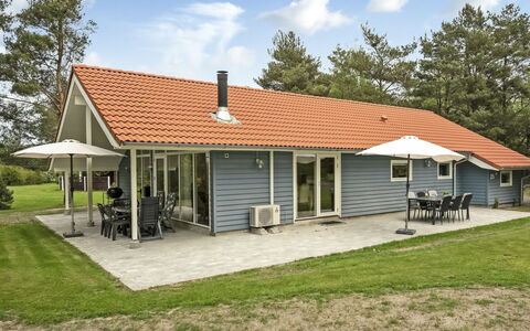 Heraldina - 800M from the Sea: Zona Residenziale, Tetto, Sobborgo, Driveway, Estate, Camino