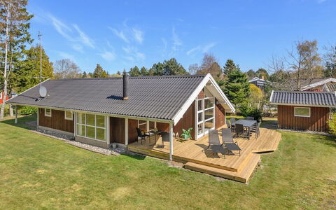 Wegher - 650M from the Sea: Tetto, Casa, Lotto, Casa, Villetta, Estate, Edifici Giardino, Shade, Log Cabin, Landscaping