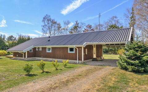 Wegher - 650M from the Sea: Tetto, Casa, Lotto, Casa, Villetta, Estate, Edifici Giardino, Shade, Log Cabin, Landscaping