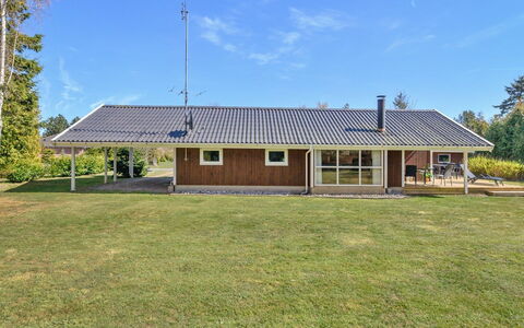 Wegher - 650M from the Sea: Tetto, Casa, Lotto, Casa, Villetta, Estate, Edifici Giardino, Shade, Log Cabin, Landscaping