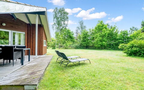 Eeva - 900M from the Sea: Appartamento, Shade, Balcone, Sedia, Recinzione, Mobili Da Esterno, Alluminio, Erba Sintetica