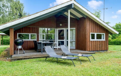 Eeva - 900M from the Sea: Tetto, Casa, Lotto, Casa, Villetta, Estate, Edifici Giardino, Shade, Log Cabin, Landscaping