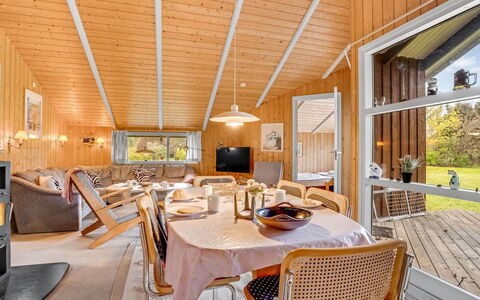 Eeva - 900M from the Sea: Tetto, Casa, Lotto, Casa, Villetta, Estate, Edifici Giardino, Shade, Log Cabin, Landscaping