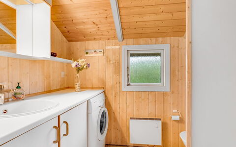 Eeva - 900M from the Sea: Tetto, Casa, Lotto, Casa, Villetta, Estate, Edifici Giardino, Shade, Log Cabin, Landscaping