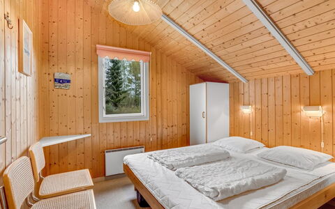 Eeva - 900M from the Sea: Tetto, Casa, Lotto, Casa, Villetta, Estate, Edifici Giardino, Shade, Log Cabin, Landscaping
