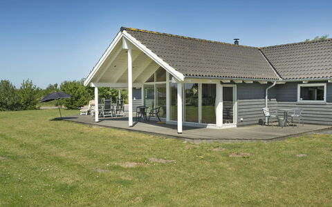 Bolli - 1.1Km from the Sea: Tetto, Casa, Porta, Villetta, Shade, Raccordo, Cortile, Estate, Backyard