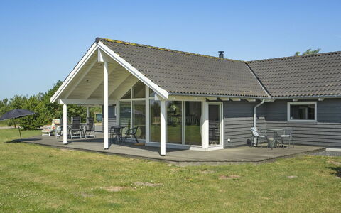 Bolli - 1.1Km from the Sea: Tetto, Casa, Porta, Villetta, Shade, Raccordo, Cortile, Estate, Backyard