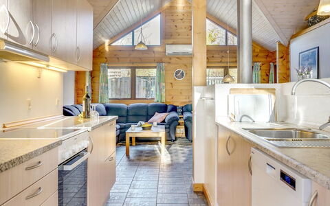 Dora - 180M from the Sea: Legna, Soffitto, Interior Design, Cucina, Controsoffitto, Camera, Lavello, Villetta, Soggiorno, Divano