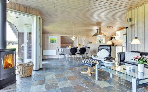 Alexis - 250M from the Sea: Casa, Pavimentazione, Villetta, Sedia, Piastrella, Materiali Naturali, Latifoglie, Soggiorno, Pianta Della Casa, Pavimento In Legno