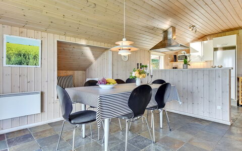 Alexis - 250M from the Sea: Legna, Interior Design, Soffitto, Pavimentazione, Mobilia, Lampada, Controsoffitto, Cucina, Casa, Cucina & Sala Da Pranzo Tavolo