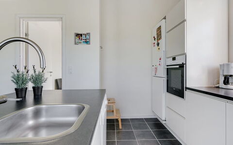 Hathulf - 700M from the Sea: Cucina, Controsoffitto, Elettrodomestico Da Cucina, Pavimentazione, Interior Design, Apparecchio Major, Cabinetry, Pavimento, Lavandino Della Cucina, Idraulico Fixture
