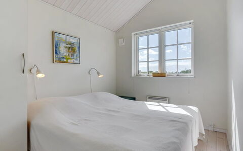 Hathulf - 700M from the Sea: Soffitto, Interior Design, Pavimento, Pavimentazione, Casa, Camera Da Letto, Letto, Camera, Appartamento, Lampada