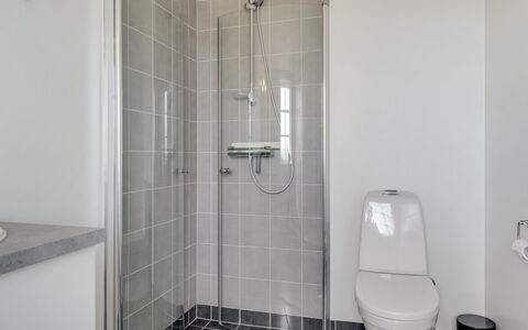 Hathulf - 700M from the Sea: Parete, Pavimentazione, Bagno, Idraulico Fixture, Pavimento, Gabinetto, Toilet Seat, Interior Design, Idraulico, Piastrella