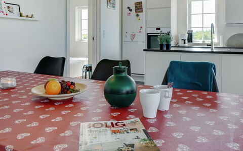 Hathulf - 700M from the Sea: Mobilia, Interior Design, Pavimentazione, Tavolo, Cucina & Sala Da Pranzo Tavolo, Tavola, Pavimento, Sedia, Sala Da Pranzo, Camera