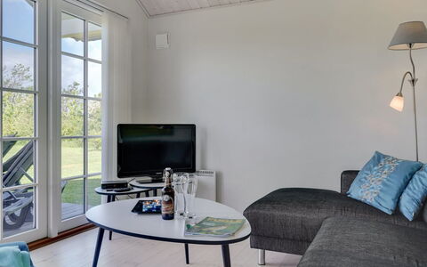 Hathulf - 700M from the Sea: Mobilia, Interior Design, Pavimentazione, Pavimento, Soggiorno, Divano, Casa, Soffitto, Tavolo, Camera