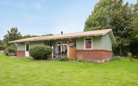 Ingebore - 350M from the Sea: Tetto, Casa, Lotto, Casa, Villetta, Estate, Edifici Giardino, Shade, Log Cabin, Landscaping