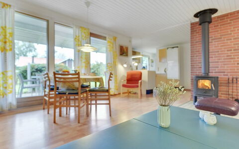 Ingebore - 350M from the Sea: Tetto, Casa, Lotto, Casa, Villetta, Estate, Edifici Giardino, Shade, Log Cabin, Landscaping