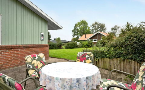 Ingebore - 350M from the Sea: Tetto, Casa, Lotto, Casa, Villetta, Estate, Edifici Giardino, Shade, Log Cabin, Landscaping