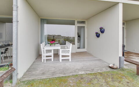 Raimo - 50M from the Sea: Pavimento, Pavimentazione, Soffitto, Calcestruzzo, Cortile, Sedia, Shade, Illuminazione Diurna, Balcone, Landscaping