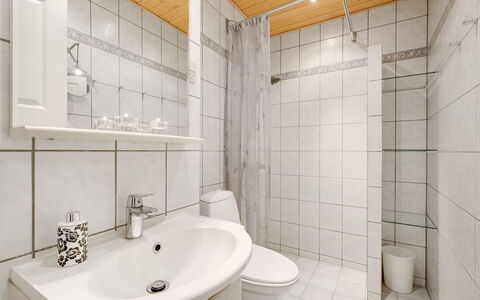 Raimo - 50M from the Sea: Pavimentazione, Pavimento, Interior Design, Idraulico Fixture, Camera, Bagno, Lavandino Del Bagno, Soffitto, Lavello, Idraulico