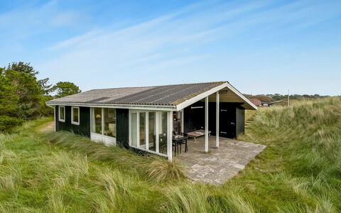 Senta - 200M from the Sea: Arbusto, Urban Design, Groundcover, Brick, Appartamento, Estate, Muratura, Balcone, Landscaping